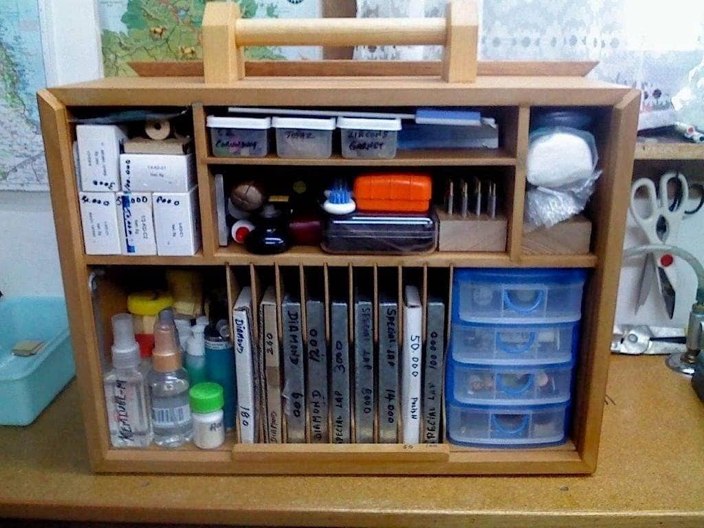 A neat and practical way to store faceting accessories